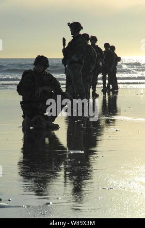 Stati Uniti Navy Special Warfare lottatori-craft marinai da Barca Speciale Team 12 preparare per pattugliare una spiaggia durante un incidente di assistenza e scenario di evacuazione presso la Naval Special Warfare Center di Coronado, California, a Dic. 10, 2008. Lo scenario di base coperta di pronto soccorso e di advanced life-skills risparmio comunemente usati per trattare di combattimento e lesioni correlate come parte dell'unità di formazione a livello. Foto Stock