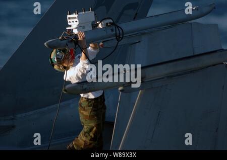 Stati Uniti Navy Petty Officer di 2a classe di Kimberly Clark esegue un sistema di armi il rilascio e controllo controllare su un F/A-18C Hornet aerei sul ponte di volo della portaerei USS Dwight D. Eisenhower CVN (69) in corso nell'Oceano Atlantico a gennaio 10, 2009. Il personale militare a bordo della nave sono che partecipano a un gruppo composito esercizio che esegue il test di un carrier Navy Strike gruppo di capacità prima che venga distribuito. Foto Stock