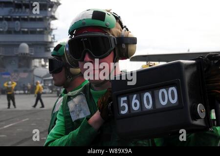 Stati Uniti Navy Petty Officer di terza classe Doug Bellew visualizza il peso di un F/A-18F Super Hornet aeromobili per la catapulta il responsabile della sicurezza prima del decollo dal ponte di volo della portaerei USS Nimitz CVN (68) in corso nell'Oceano Pacifico sulla Feb 25, 2009. La nave e il Carrier aria Wing 11 sono adattate di conduzione della nave la disponibilità di formazione al largo della costa della California del Sud. Foto Stock