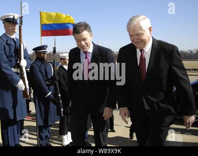 Il Segretario della Difesa Robert M. Gates, destra, accompagnatrici ministro colombiano della difesa Juan Manuel Santos attraverso un onore cordon e all'interno di condotti a porte chiuse un pranzo per discutere di accordi bilaterali in materia di difesa al Pentagono, Feb 24, 2009. Foto Stock