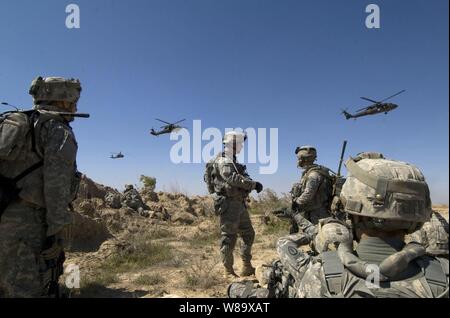 Stati Uniti I soldati dell esercito di aspettare di essere prelevati da elicotteri a sud di Balad Ruz, Iraq, il 22 marzo 2009. I soldati sono assegnati a Recon plotone, 1° Battaglione, xxiv Reggimento di Fanteria, 1° Stryker Brigade Combat Team, XXV divisione di fanteria. Foto Stock