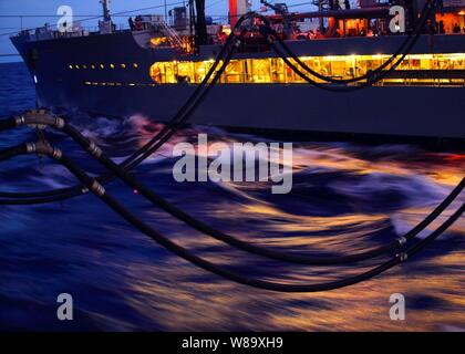 I militari di comando Sealift flotta oliatore di rifornimento USNS John Ericsson (T-AO 194) tira a fianco della portaerei USS George Washington (CVN 73) durante un rifornimento in mare mentre in corso nell'Oceano Pacifico il 13 giugno 2009. Foto Stock