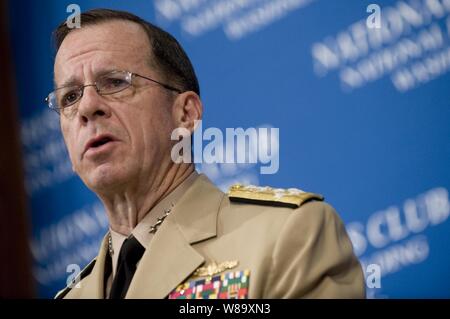 Presidente del Comune di capi di Stato Maggiore Adm. Mike Mullen, U.S. Navy, indirizzi pubblico ad un pranzo presso il National Press Club a Washington D.C., il 8 luglio 2009. Foto Stock