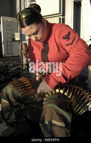 Stati Uniti Navy Petty Officer di terza classe Meghan Schnurr prepara .50-munizioni calibro per un'esercitazione a fuoco a bordo della portaerei USS Nimitz CVN (68) nell'Oceano Pacifico il 5 agosto 2009. La Nimitz e avviato Carrier aria Wing 11 sono in corso su una distribuzione per il Pacifico occidentale. Foto Stock