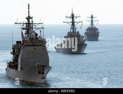Il guidato-missili cruiser USS Cowpens (CG 63) e guidato-missile cacciatorpediniere USS Fitzgerald (DDG 62) e USS Mustin (DDG 89) vapore nel corso dell'indonesiano flotta internazionale di revisione nell'Oceano Pacifico del 19 agosto, 2009. L'evento commemora il 64esimo anniversario dell'indipendenza indonesiana. Foto Stock