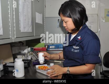 Stati Uniti Navy Petty Officer 2a classe Leslie Cachero riempie una prescrizione a bordo della portaerei USS Nimitz CVN (68) in corso nel Golfo di Oman su nov. 19, 2009. La Nimitz Carrier Strike gruppo è sulla distribuzione per gli Stati Uniti Quinta Flotta area di operazione. Foto Stock