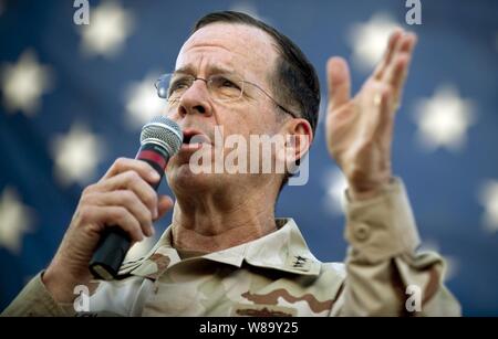 Presidente del Comune di capi di Stato Maggiore Adm. Mike Mullen, U.S. Navy, apre l'OSU holiday truppa visita a Al-Asad Air base in Iraq a Dic. 19, 2009. Mullen e sua moglie Deborah ospitano il tour con la stella del tennis Anna Kournikowa, comico Dave Attell, istruttore di tennis Nicholas Bollettiere e musicista Billy Ray Cyrus visitando le truppe in Afghanistan, in Iraq e in Germania. Foto Stock