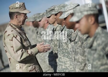 Presidente del Comune di capi di Stato Maggiore Adm. Mike Mullen, U.S. Navy, reenlists dieci soldati assegnati a 5/2 Stryker Brigade di stanza a inoltrare una base operativa Frontenac a Kandahar, Afghanistan, a Dic. 17, 2009. Foto Stock