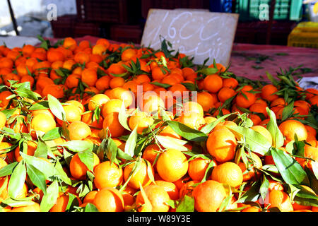 Tangerini freschi sul mercato dei prodotti freschi di Nabeul, Tunisia Foto Stock