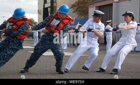 Stati Uniti Navy Seaman Colton Sears (sinistra) e sottufficiali di seconda classe Aaron Boyer, entrambi assegnati alla USS Lake Erie (CG 70), lavorare al fianco di marina giapponese Petty Officer di terza classe M. Ueno e leader di Kaho marinaio Nishimura (a destra), entrambi assegnati in JS Kashima (TV 3508), come hanno impostato il brow in luogo durante il Kashimaís arrivo nel porto di perla, Hawaii, il 8 giugno 2010. Membri del giapponese di autodifesa marittima forza sono nella zona di partecipare a vari scambi professionali e gli eventi sociali con i loro omologhi negli Stati Uniti. Quest anno ricorre il cinquantesimo anniversario della USA-Giappone trattato di reciproco Foto Stock