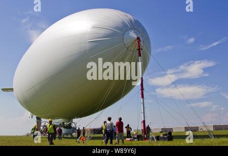 Un U.S. Navy Mz-3un dirigibile presidiato, dirigibile avanzato laboratorio volanti, derivato dal commerciale A-170 serie blimp, atterra a fronte lago Aeroporto di New Orleans, in Louisiana, a fornire supporto logistico per la Deepwater Horizon risposta comando unificato e il Golfo del Messico fuoriuscite di olio su luglio 8, 2010. La Guardia Costiera ha chiesto il sostegno della Marina Militare veicolo per rilevare la presenza di olio, dirigere la scrematura di navi e guardare per la fauna selvatica che può essere minacciata da olio. Foto Stock