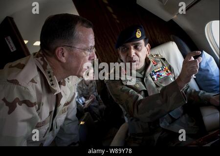 Il Pakistan il capo del personale dell'esercito gen. Ashfaq Parvez Kayani ricorda una funzione di presidente del Comune di capi di Stato Maggiore Adm. Mike Mullen, U.S. Navy, durante una gita aerea del Nord del Pakistan il 24 luglio 2010. Mullen arrestato in Pakistan durante il suo 10-giorno circa il giro del mondo per incontrare le controparti e sottolineando la criticità del rapporto nella guerra al terrorismo. Foto Stock