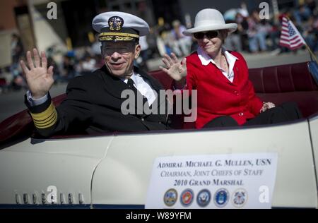 Presidente del Comune di capi di Stato Maggiore Adm. Mike Mullen, U.S. Navy, Grand Maresciallo del settimo annuale di San Fernando Valley veterani parata del giorno, e sua moglie Deborah onda per Parade partecipanti in Pacoima, California, il 9 novembre 11, 2010. Foto Stock