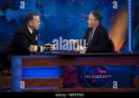 Presidente del Comune di capi di Stato Maggiore Adm. Mike Mullen, U.S. Navy, appare sul Daily Show con Jon Stewart in New York City nel Febbraio 3, 2011. Foto Stock