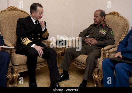 Presidente del Comune di capi di Stato Maggiore Adm. Mike Mullen, U.S. Navy, incontra il Vice Capo dell'Arabia generale dello Staff Lt. Gen. Husein Al-Qubail in Riyadh, Arabia Saudita, nel febbraio 21, 2011. Mullen è su di una vacanza di una settimana attraverso il Medio Oriente per rassicurare gli amici e alleati degli Stati Uniti di impegno per la stabilità regionale. Foto Stock