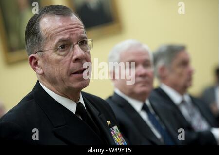 Presidente del Comune di capi di Stato Maggiore Adm. Mike Mullen, Segretario della Difesa Robert M. Gates e sotto il Segretario della Difesa per il Comptroller Robert Hale testimoniano ad una audizione della casa stanziamenti Comitato sul piano di Bilancio 2012 Bilancio all'Rayburn House Edificio per uffici a Washington D.C., il 3 marzo 2011. Foto Stock