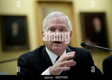 Il Segretario della Difesa Robert M. Gates testimonia ad una audizione della casa stanziamenti Comitato sul piano di Bilancio 2012 Bilancio all'Rayburn House Edificio per uffici a Washington D.C., il 3 marzo 2011. Foto Stock