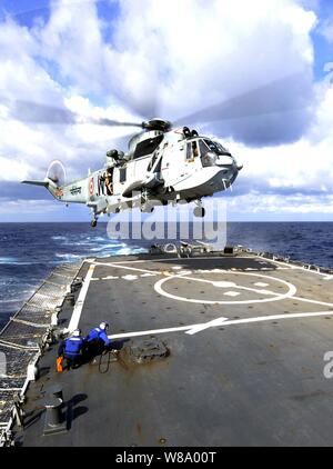 Stati Uniti Navy membri di equipaggio a bordo del missile destroyer USS Stethem (DDG 63) preparare legare giù un MARINA INDIANA MK42 Sea Hawk elicottero come si atterra sulla shipís ponte di volo mentre in corso in Mare delle Filippine il 5 aprile 2011. Il funzionamento era parte dell'esercizio congiunto Malabar 2011, una serie di eventi formativi destinati ad avanzare multinazionale relazioni marittime e di reciproca dei problemi di sicurezza. Foto Stock