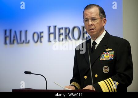 Stati Uniti Navy Adm. Mike Mullen, presidente del Comune di capi di Stato Maggiore affronta i membri del pubblico nel corso di una cerimonia per onorare il centocinquantesimo anniversario della medaglia d'onore nella sala degli eroi al Pentagono a Washington D.C. il 25 marzo 2011. (Dipartimento della Difesa Foto Stock