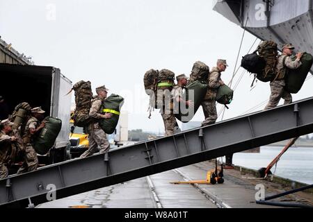 Stati Uniti Marines imbarcati a bordo del multipurpose Amphibious Assault nave USS Bataan in Morehead City, N.C., 28 marzo 2011. Il Bataan anfibio gruppo pronto è la distribuzione per il Mare Mediterraneo. I marines sono assegnati alla ventiduesima Marine Expeditionary Unit. Foto Stock