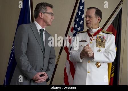 Presidente del Comune di capi di Stato Maggiore Adm. Mike Mullen grazie Ministro della difesa tedesco Thomas de Maiziäre dopo aver ricevuto il tedesco ordine di merito a Berlino, Germania, il 9 giugno 2011. Mullen è in una sette giorni di viaggio in visita in Egitto e in Europa per soddisfare con le controparti e leader. Foto Stock