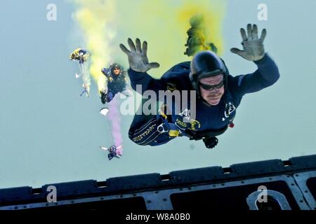 Stati Uniti Navy Chief Petty Officer Larry Summerfield, assegnato alla Marina paracadute team di dimostrazione, il salto delle rane, salta da un velivolo da carico C-130 durante un corso di formazione per saltare sopra il Turner Field a Naval Amphibious Base Coronado in San Diego, il 2 luglio 2011. Il salto delle rane eseguire antenna dimostrazioni di paracadute attraverso gli Stati Uniti a sostenere Naval Special Warfare Marina e del reclutamento del personale. Foto Stock