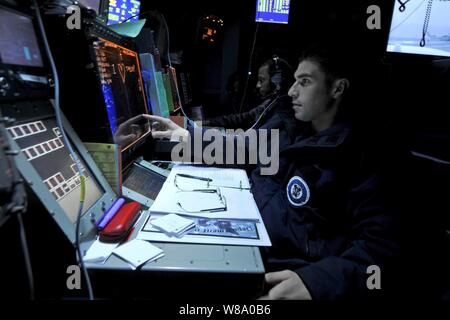 Petty Officer di terza classe David Gomez vie aeromobile a bordo della portaerei USS Ronald Reagan (CVN 76) nel Mar Arabico il 2 luglio 2011. Il Ronald Reagan e Carrier aria Wing 14 sono distribuiti negli Stati Uniti Quinta Flotta area di responsabilità condurre vicino-air le missioni di sostegno come parte dell'Operazione Enduring Freedom. Foto Stock