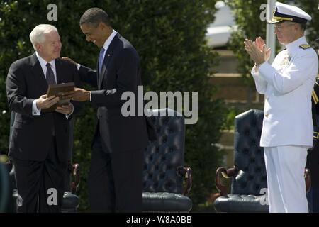 Il presidente Barack Obama presenta il Segretario della Difesa Robert M. Gates con la medaglia presidenziale della libertà in un Forze Armate addio omaggio tenuto in suo onore al Pentagono il 30 giugno 2011. Foto Stock