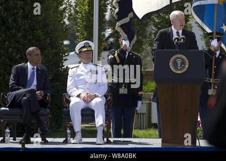 Il presidente Barack Obama e il Presidente del Comune di capi di Stato Maggiore Adm. Mike Mullen di ascoltare come Segretario della Difesa Robert M. Gates affronta i membri del pubblico presso le Forze Armate addio omaggio in suo onore al Pentagono il 30 giugno 2011. Foto Stock