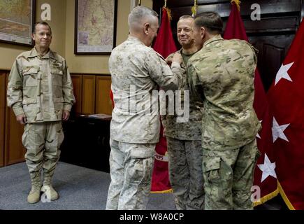 Presidente del Comune di capi di Stato Maggiore Adm. Mike Mullen osserva come comandante di U.S. Comando centrale gen. James N. Mattis e il Comandante della Forza internazionale di assistenza alla sicurezza gen. David H. Petraeus pin gen. John R. Allen alla sua cerimonia di promozione presso il quartier generale di ISAF a Kabul, Afghanistan, il 18 luglio 2011. Foto Stock