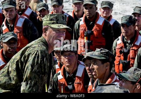 110805-NJR159-308 Master Chief Sottufficiali della Marina Rick D. West parla agli studenti in base demolizioni subacquee/classe di tenuta 290 dopo aver completato "Hell settimana" a Naval Amphibious Base Coronado, California, il 5 agosto 2011. I Navy SEALs sono il componente marittima degli Stati Uniti Forze per le operazioni speciali e il comportamento di una varietà di operazioni dal mare, l aria e la terra. Foto Stock