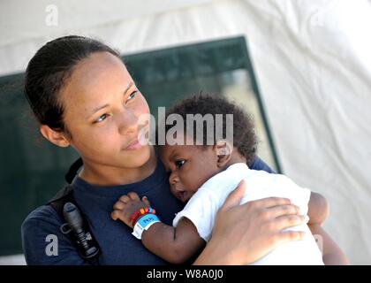 .S. Navy Hospitalman Cherie Williams detiene un paziente presso il terminale Varroux sito medico a Port-au-Prince, Haiti, del 19 agosto 2011, durante la continua promessa 2011. Continuando la promessa è regolarmente prevista per la missione nei paesi del centro e del Sud America e dei Caraibi, dove gli Stati Uniti La marina e la sua collaborazione unite lavoro con nazioni ospitanti e una varietà di organizzazioni governative e non governative per agenzie per il treno in materia civile-operazioni militari. Foto Stock