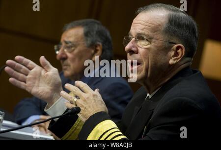 Hairman del Comune di capi di Stato Maggiore Adm. Mike Mullen, U.S. Navy, testimonia a fianco il Segretario della Difesa Leon Panetta E. a un Senato Comitato delle Forze Armate audizione sulla strategia degli Stati Uniti in Afghanistan e in Iraq il 7 settembre 22, 2011, a Washington D.C. Foto Stock