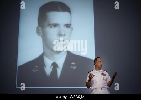 Hairman del Comune di capi di Stato Maggiore Adm. Mike Mullen, U.S. Navy, indirizzi aspiranti guardiamarina e gli ospiti presso l'U.S. Accademia navale Forrestal Lecture Series in Annapolis, Md., sul Sett. 21, 2011. La serie è iniziata nel 1970 e richiama i rappresentanti di vari percorsi di vita per potenziare la formazione e la consapevolezza e l'apprezzamento della brigata di aspiranti guardiamarina. Foto Stock