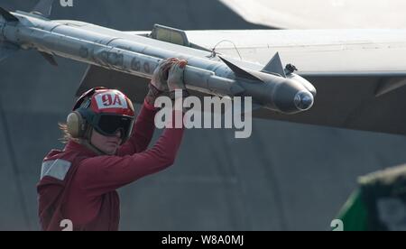 Irman Tiffany bracci Wilchek inesplosi su di un F/A-18C Hornet assegnati a Strike Fighter Squadron 97 sul ponte di volo della portaerei USS John C. Stennis (CVN 74) nel Golfo Arabico a Dic. 10, 2011. John C. Stennis è distribuito negli Stati Uniti Quinta Flotta area di responsabilità condurre le operazioni di sicurezza marittima e le missioni di sostegno come parte delle operazioni Enduring Freedom e nuova alba. Foto Stock