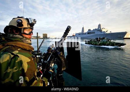 .S. Navy Petty Officer di terza classe francese Jobey mans una MK 44 mini mitragliatrice durante la conduzione di security escort operazioni per le navi in transito in mare attraverso l'interno vie navigabili costiere della Carolina del Nord durante l'esercizio Bold Alligator 2012 nell'Oceano Atlantico il 1 febbraio 2012. Il francese è una di boatswain mate assegnato al comando fluviale Barca 803 e attaccato alla squadrone fluviale 2. Foto Stock