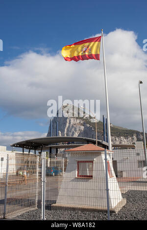 Bandiera spagnola la tessitura al confine di Gibilterra. La Línea de la Concepción, Cádiz, Spagna Foto Stock