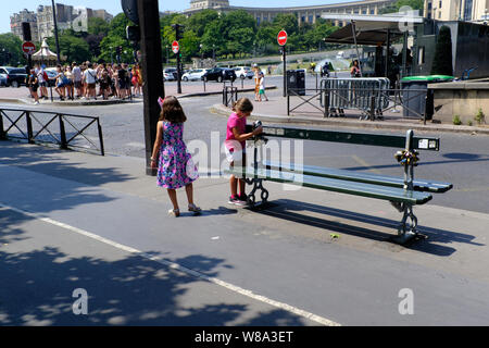 Amore si blocca su un banco a Parigi, Francia Foto Stock