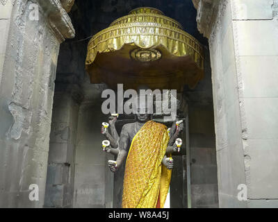 Una statua di Vishnu presso l'entrata di Angkor Wat Foto Stock