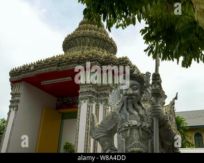 Statua cinese nella motivazione di Wat Pho, Bangkok Foto Stock