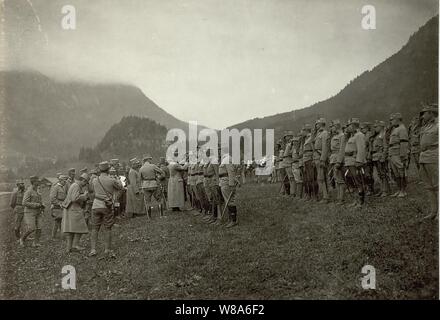 Dekorierung des Obstlt. des Generalstabes STEUER durch Sr.k.u.k.Hoheit Erzh. KARL FRANZ JOSEF. Standpunkt di Lasa. (Kötschach) Aufgenommen, am 22. Settembre 1915. Foto Stock