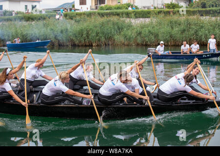 (190809) -- METKOVIC, e il Agosto 9, 2019 (Xinhua) -- Le donne partecipano al tradizionale donna piccola maratona in barca sul fiume Neretva Metkovic vicino, Croazia, e il Agosto 8, 2019. (Grgo Jelavic/Pixsell via Xinhua) Foto Stock