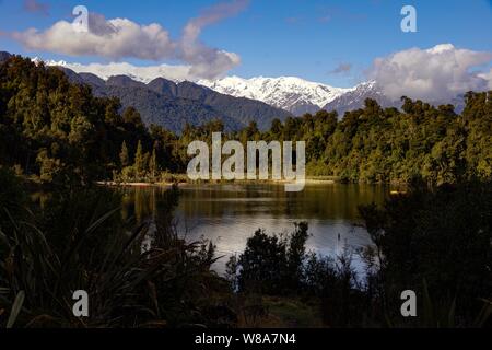 Canoe sul lago Mapourika nel 2015 Foto Stock