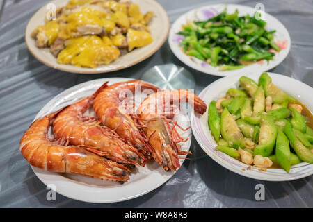 Una selezione di piatti cinesi tra cui il pollo, gamberi e verdura Foto Stock