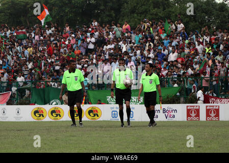 Kolkata, India. 08 Ago, 2019. Referree e guardalinee dopo il completamento del match (foto di Amlan Biswas/Pacific Stampa) Credito: Pacific Press Agency/Alamy Live News Foto Stock