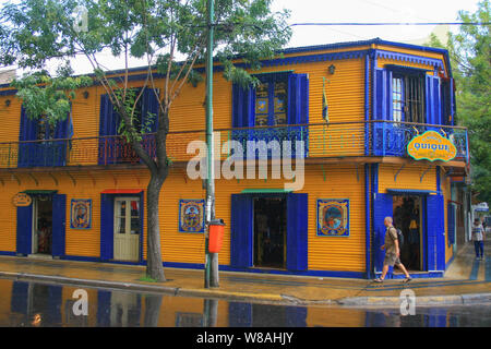 Buenos Aires, 22 Gennaio 2010: Il Museo de Quique, tradizionale soccer museum vicino e con i colori del Boca Juniors club a La Boca Foto Stock