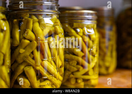 Fagioli verdi in scatola in vasi di vetro Foto Stock