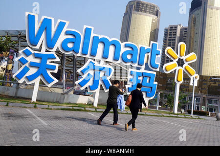 --FILE--pedoni camminare davanti a un supermercato della Walmart (Wal-Mart) in città Huaibei, est cinese della provincia di Anhui, 30 aprile 2016. La Cina del Ministero della Co Foto Stock