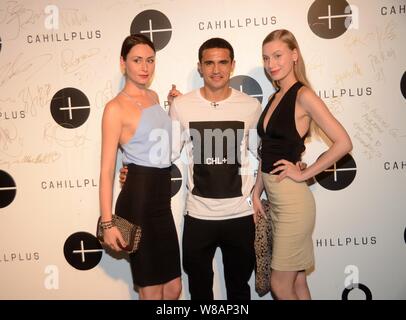 Australian Football Star Tim Cahill, centro, pone con gli ospiti di una sfilata di moda del proprio marchio di moda Cahillplus in Cina a Shanghai, 20 giugno 2016. Foto Stock