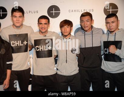 Australian Football Star Tim Cahill, seconda a sinistra, pone con i calciatori in una sfilata di moda del proprio marchio di moda Cahillplus in Cina a Shanghai, 20 Foto Stock